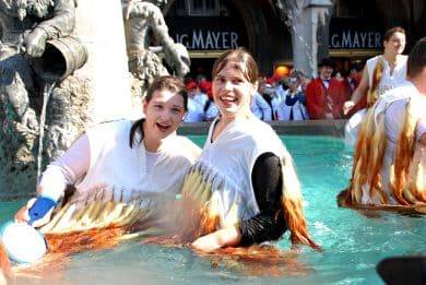 Die traditionelle „Taufe“ im Fischbrunnen am Marienplatz