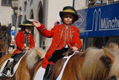 Meisterssöhnchen in historischer Tracht zu Pferd